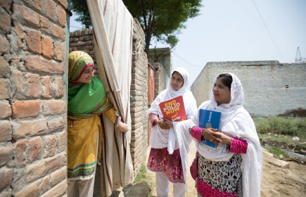 Rotarierinnen des RC Islamabad (Metropolitan) informieren Familien in Nowshera, Pakistan über Polio. Bild: rotary.org Rotarierinnen des RC Islamabad (Metropolitan) informieren Familien in Nowshera, Pakistan über Polio. Bild: rotary.org